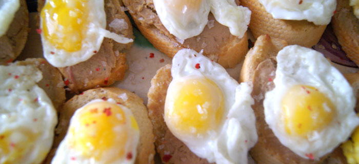Montadito de foie con huevo de codorniz
