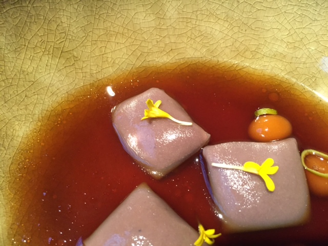 Raviolis de alubias de Tolosa e infusión de berza